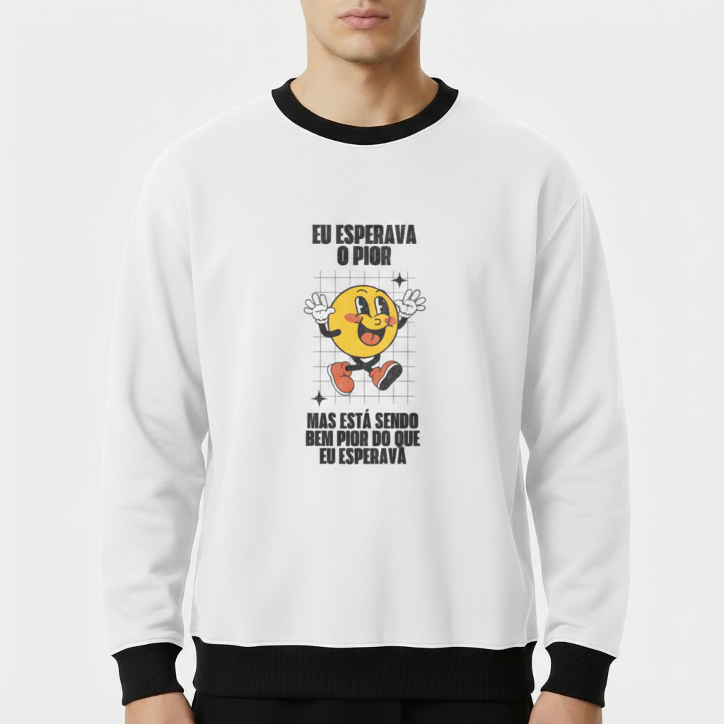 Moletom com estampa frontal de uma face sorridente com luvas e sapatos, cercada por grade sutil, acompanhada pela frase "Eu esperava o pior, mas está sendo bem pior do que eu esperava".