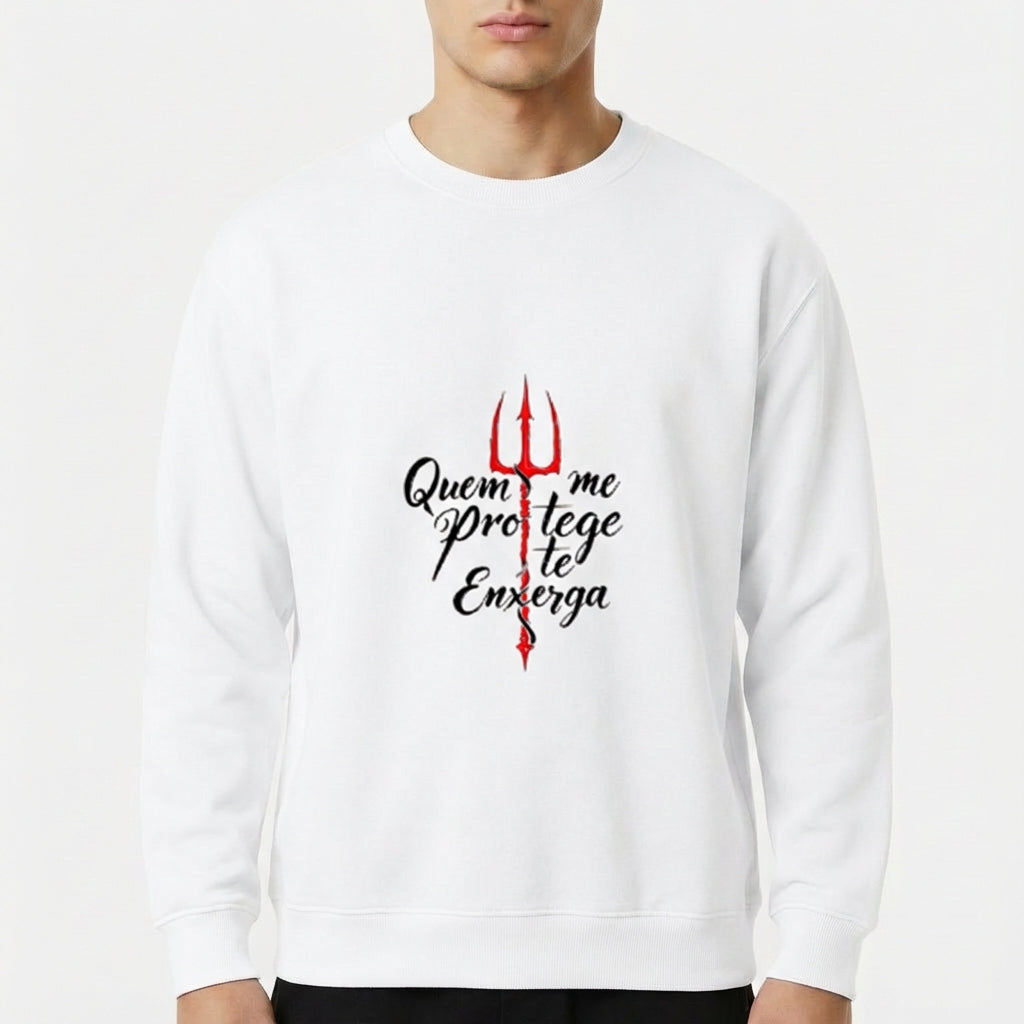 Moletom com estampa frontal de texto estilizado em preto, acompanhado por um tridente vermelho, formando composição impactante e simétrica.