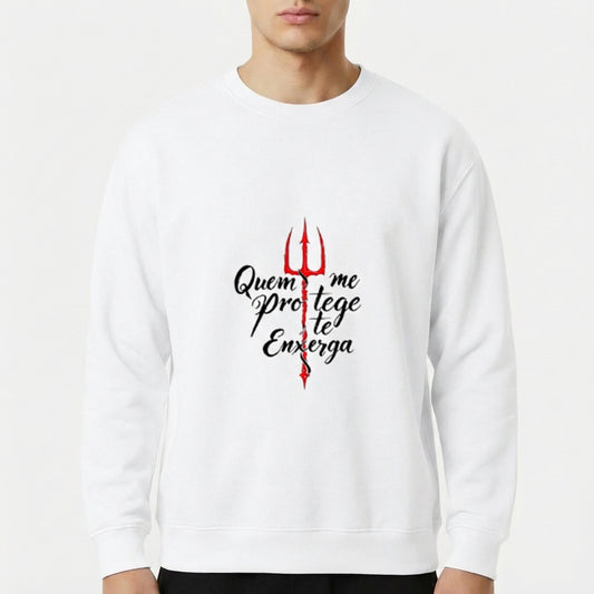 Moletom com estampa frontal de texto estilizado em preto, acompanhado por um tridente vermelho, formando composição impactante e simétrica.