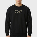 Moletom com estampa frontal de "70x7" em tipografia clara e efeito sombreado e estampa traseira minimalista com texto pequeno centralizado próximo à gola.