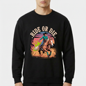 Moletom com estampa frontal de cavaleiro montando cavalo em pose dinâmica, cercado por nuvens de poeira e chamas, sob texto "RIDE OR DIE" com estrelas.