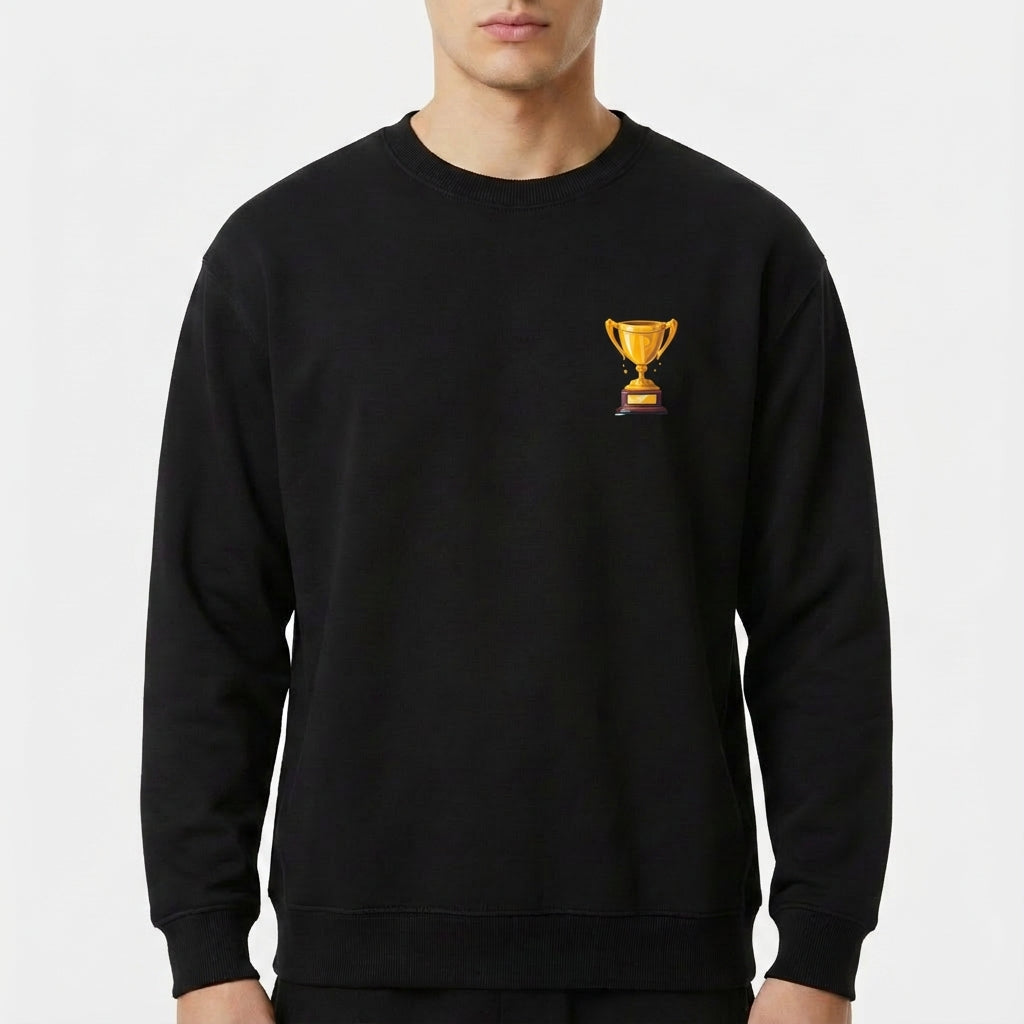Moletom com estampa frontal de troféu dourado e estampa traseira de troféu maior junto à frase "QUEM VENCER HERDARÁ TODAS ESSAS COISAS APOCALIPSE 21:7".