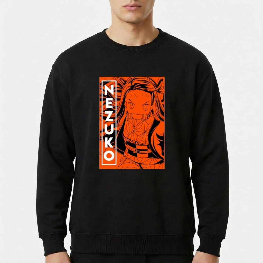 Moletom com estampa frontal de personagem em traços escuros contornados por um retângulo junto ao nome "Nezuko" em letras verticais estilizadas.