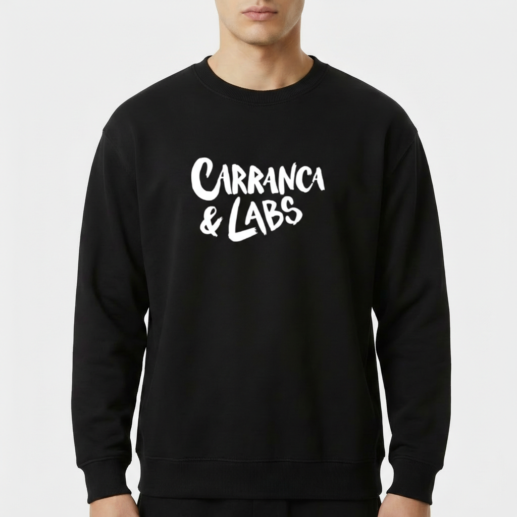 Moletom com estampa frontal de texto estilizado "Carranca & Labs" em fontes bold, destacando-se no centro com grande impacto visual.