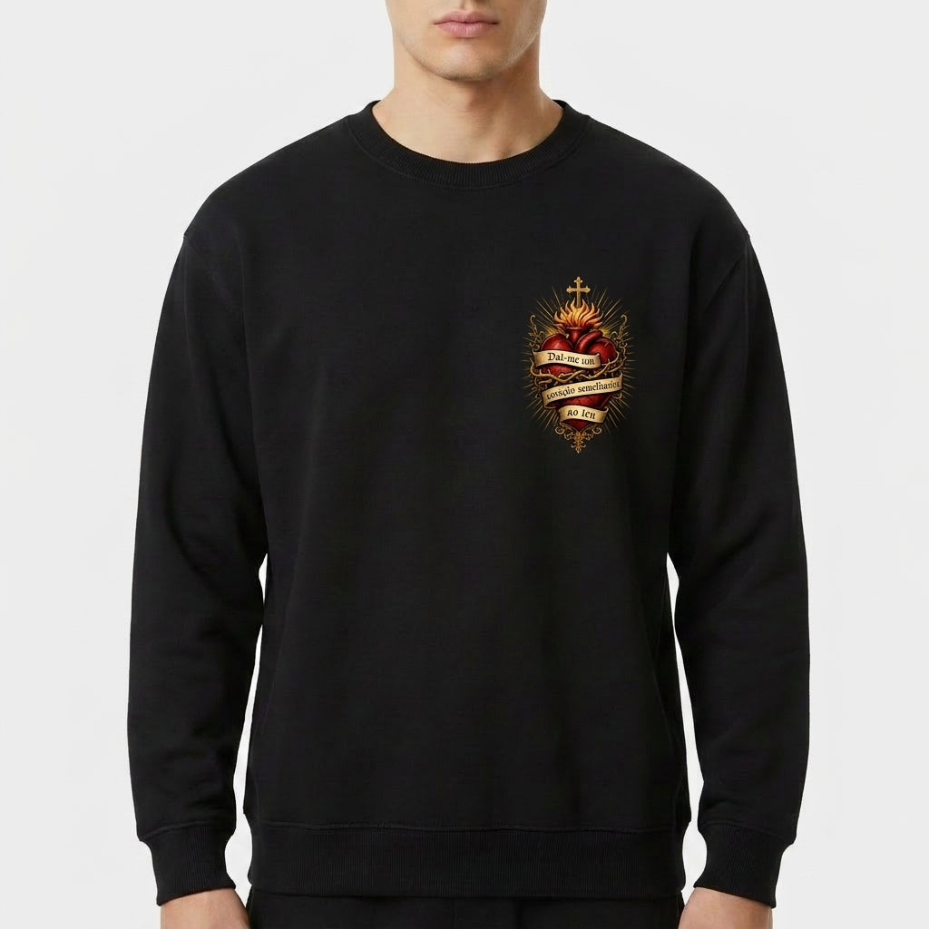 Moletom com estampa frontal de coração flamejante com coroa espinhada e cruz, envolto por faixa com texto, e estampa traseira de logotipo com coroa acima.