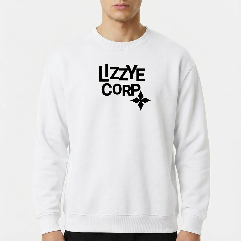 Moletom com estampa frontal de texto estilizado "LZZYE CORP" acompanhado de um pequeno símbolo geométrico com quatro pontas logo abaixo do texto.