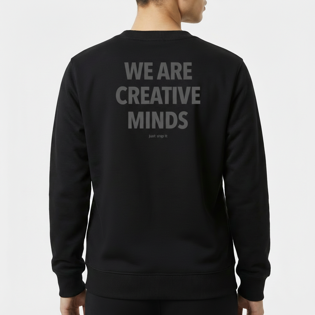 Moletom com estampa frontal de "WE ARE CREATIVE MINDS" em letras maiúsculas pequenas e estampa traseira maior com o mesmo texto, incluindo "just ship it".
