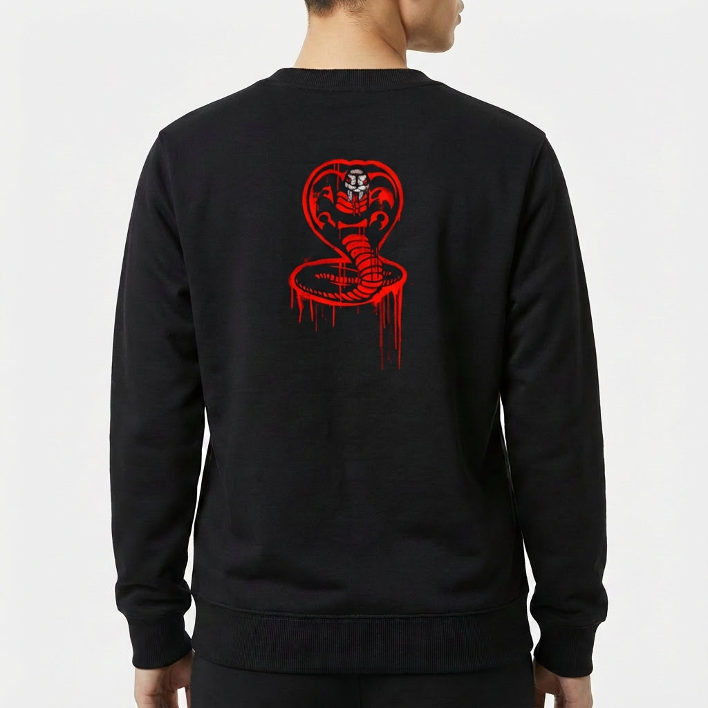 Moletom com estampa frontal de "No Mercy Club" em estilo gótico e estampa traseira de cobra ameaçadora com detalhes gráficos de gotas e traços intensos.