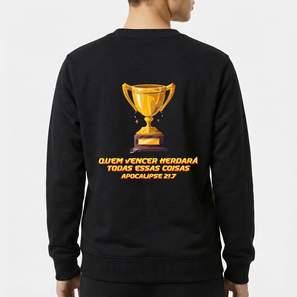 Moletom com estampa frontal de troféu dourado e estampa traseira de troféu maior junto à frase "QUEM VENCER HERDARÁ TODAS ESSAS COISAS APOCALIPSE 21:7".