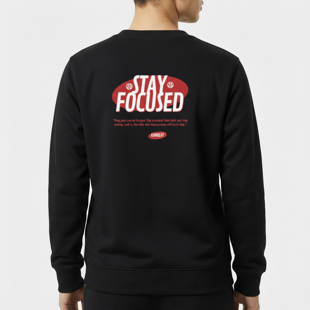 Moletom com estampa traseira de "Stay Focused" em destaque, envolto por um oval, acompanhado de uma frase inspiradora e o nome "Rawbeat" logo abaixo.