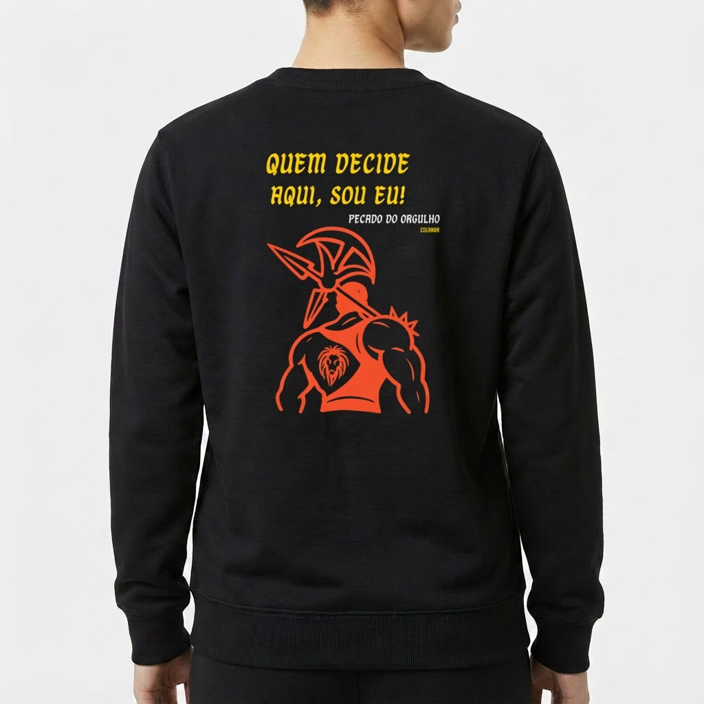 Moletom com estampa frontal de silhueta com texto "Quem decidiu isso?" e estampa traseira de guerreiro com capacete sob texto "Quem decide aqui, sou eu!".