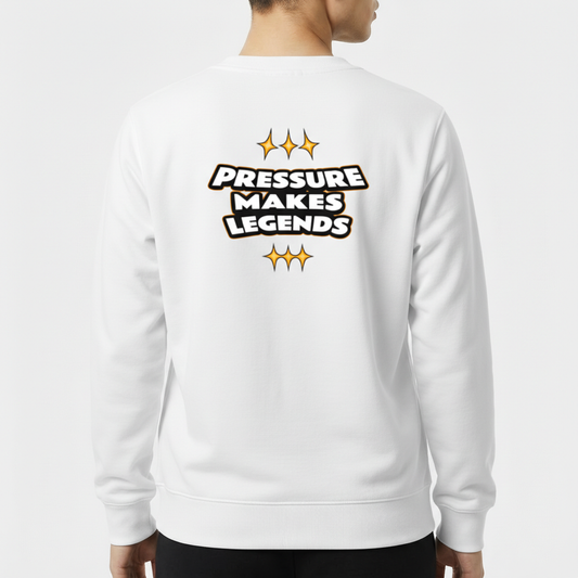 Moletom com estampa traseira de texto "PRESSURE MAKES LEGENDS" em estilo bold, cercado por quatro estrelas pontiagudas, duas acima e duas abaixo.