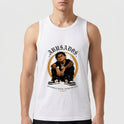 Camiseta regata com estampa frontal de figura masculina centralizada em pose agachada, envolvida por texto "ABUSADOS" e frase complementar em estilo urbano.
