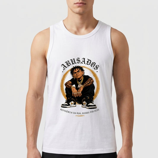 Camiseta regata com estampa frontal de figura masculina centralizada em pose agachada, envolvida por texto "ABUSADOS" e frase complementar em estilo urbano.