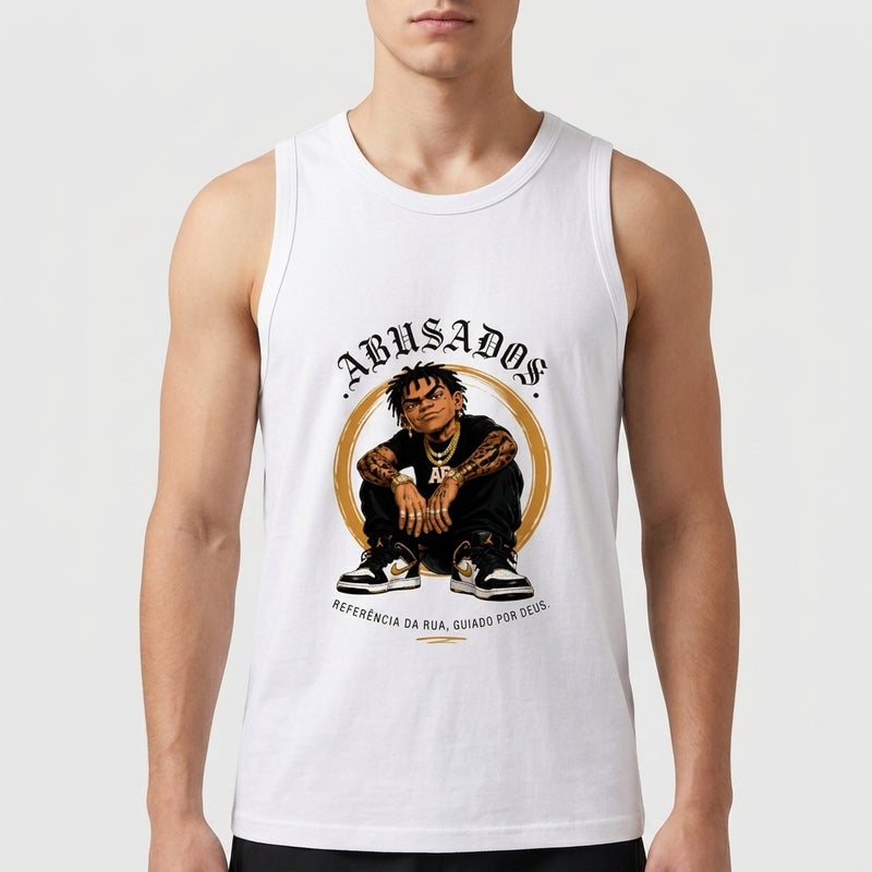 Camiseta regata com estampa frontal de figura masculina centralizada em pose agachada, envolvida por texto "ABUSADOS" e frase complementar em estilo urbano.
