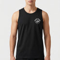 Camiseta regata com estampa frontal de um emblema circular contendo um texto na borda e um desenho de um disco voador centralizado.