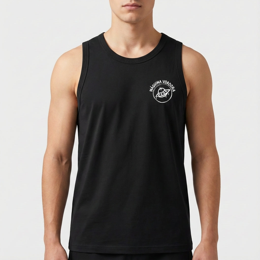 Camiseta regata com estampa frontal de um emblema circular contendo um texto na borda e um desenho de um disco voador centralizado.