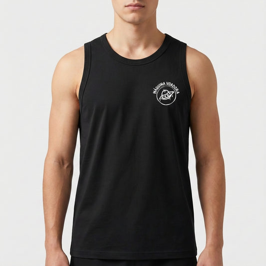 Camiseta regata com estampa frontal de um emblema circular contendo um texto na borda e um desenho de um disco voador centralizado.