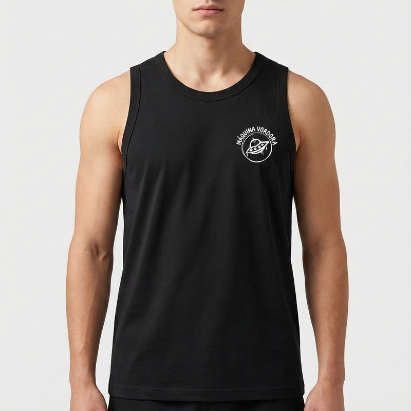 Camiseta regata com estampa frontal de um emblema circular contendo um texto na borda e um desenho de um disco voador centralizado.