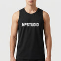 Regata com estampa frontal de letras grandes formando a palavra "NPSTUDIO" em um estilo de fonte negrito e moderno, centralizadas e visíveis.