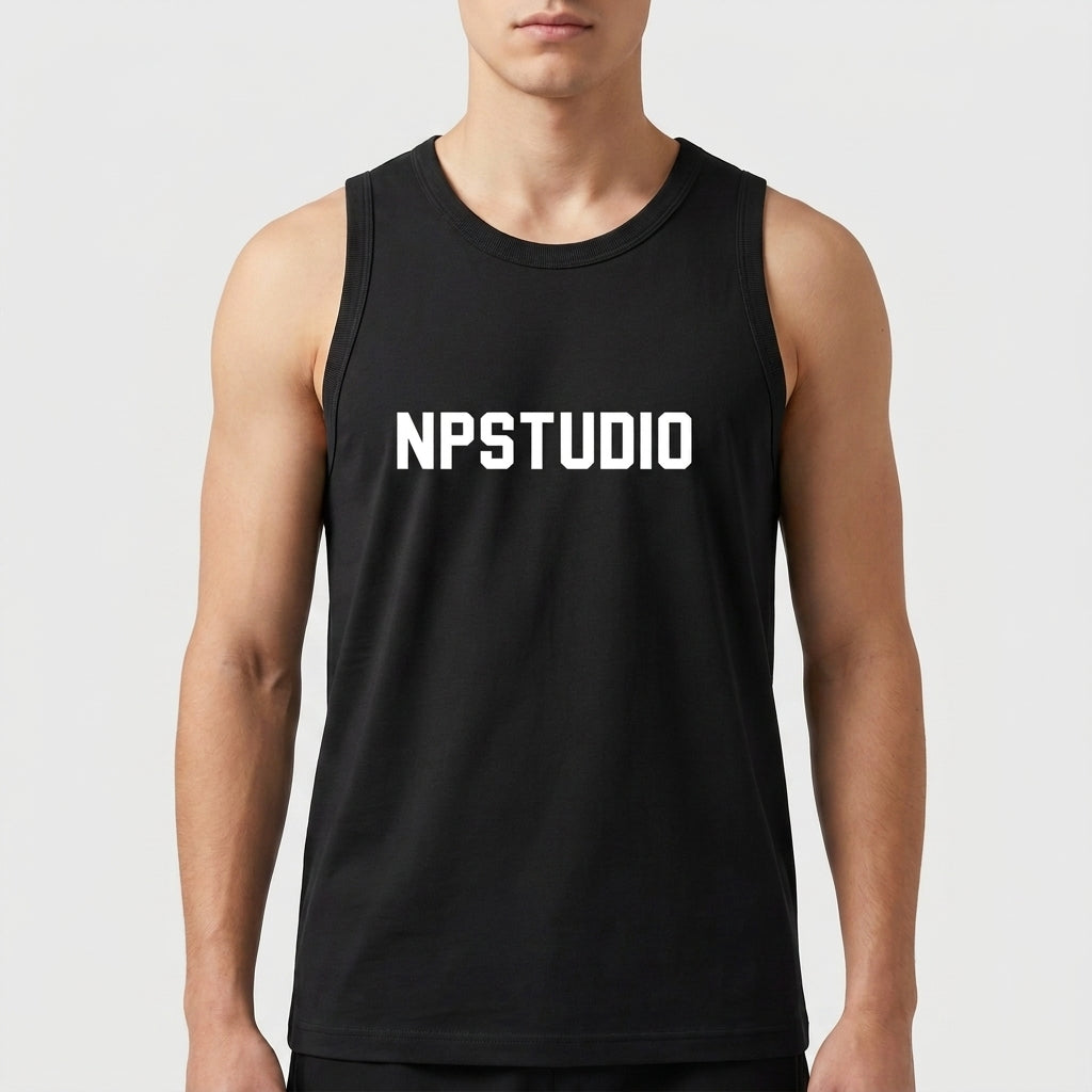 Regata com estampa frontal de letras grandes formando a palavra "NPSTUDIO" em um estilo de fonte negrito e moderno, centralizadas e visíveis.
