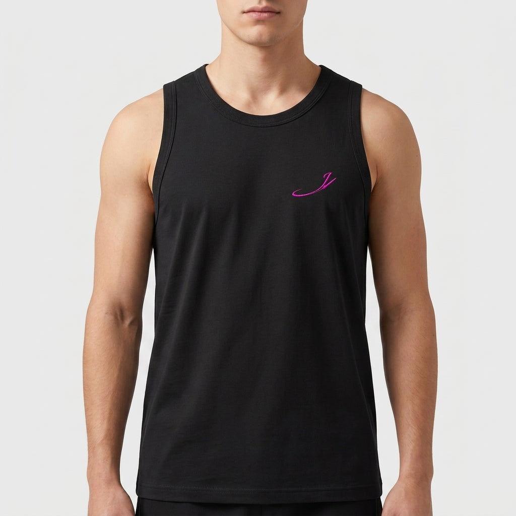 Camiseta regata com estampa frontal de uma letra estilizada curva em um tom vibrante, localizada discretamente no lado superior esquerdo do peito.