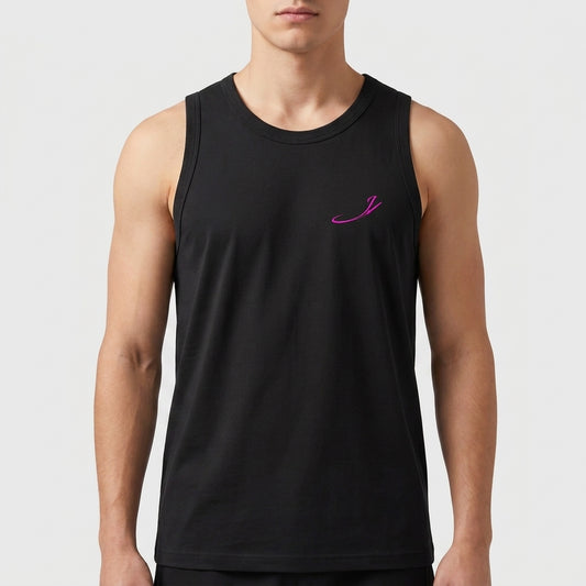 Camiseta regata com estampa frontal de uma letra estilizada curva em um tom vibrante, localizada discretamente no lado superior esquerdo do peito.