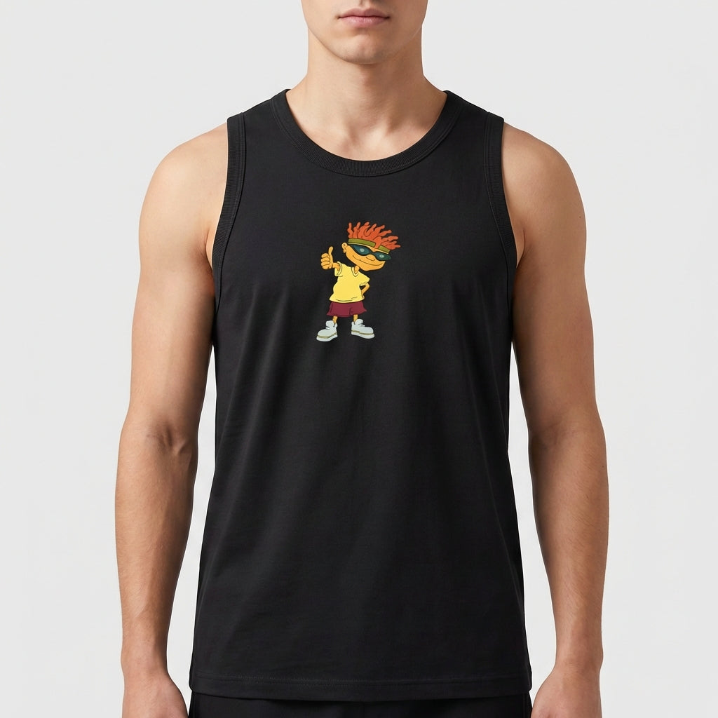 Camiseta regata com estampa frontal de personagem animado com cabelo espetado laranja, óculos escuros, camiseta amarela e bermuda vermelha.