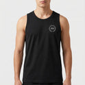 Camiseta regata com estampa frontal de um círculo contendo as palavras “ESTÚDIO”, “MODA”, "ROUPA" e "VOGA", com um símbolo estilizado ao centro.