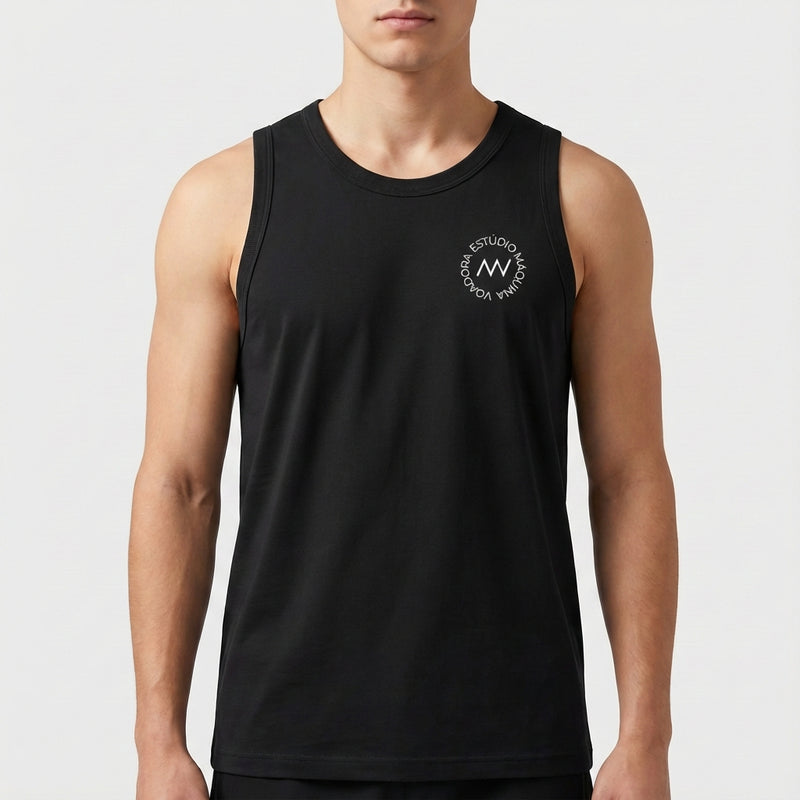 Camiseta regata com estampa frontal de um círculo contendo as palavras “ESTÚDIO”, “MODA”, "ROUPA" e "VOGA", com um símbolo estilizado ao centro.