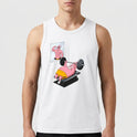 Camiseta regata com estampa frontal de um personagem rosa levantando peso em banco de academia, com espelho refletindo figura musculosa ao fundo.