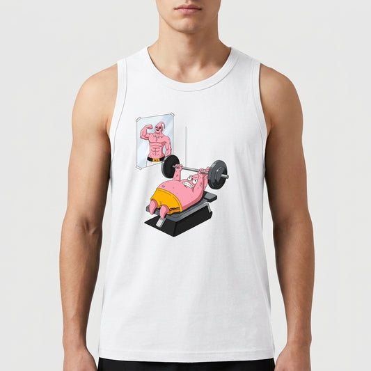 Camiseta regata com estampa frontal de um personagem rosa levantando peso em banco de academia, com espelho refletindo figura musculosa ao fundo.