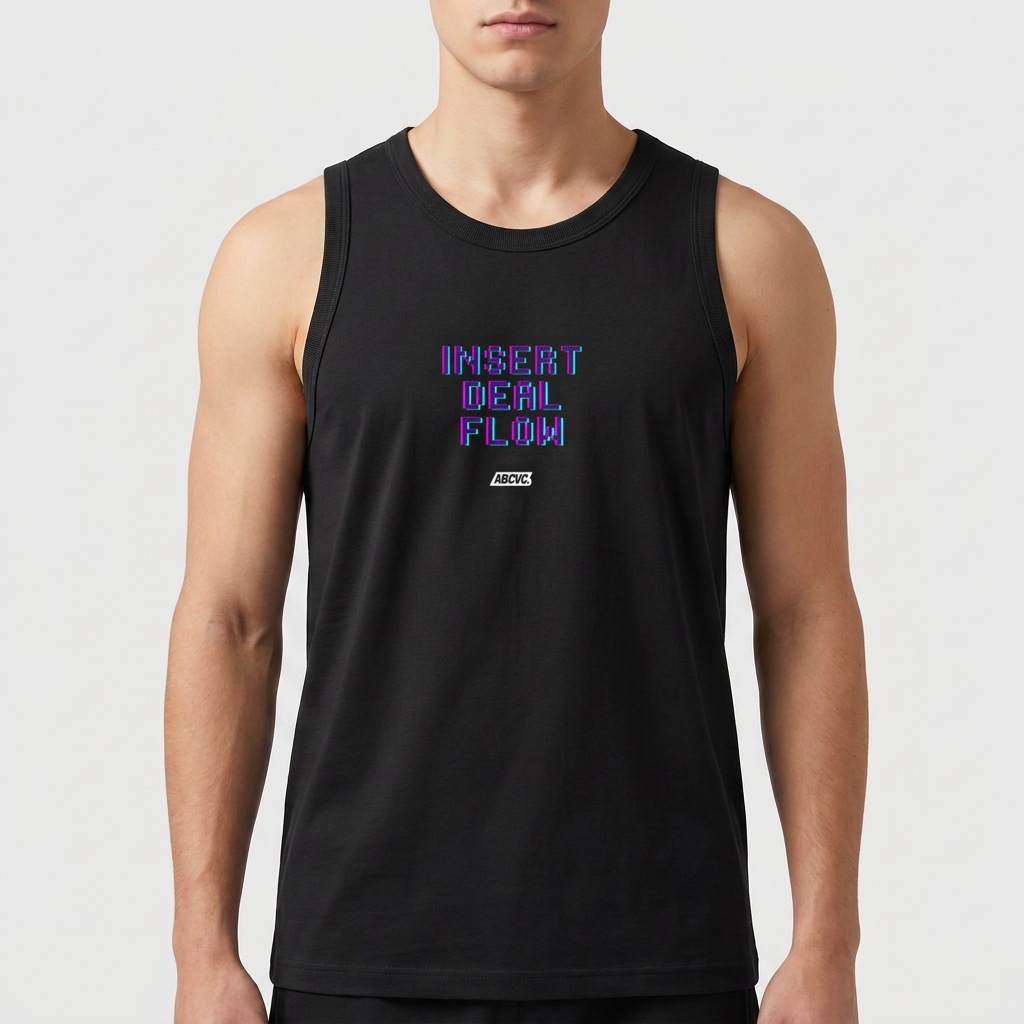 Camiseta regata com estampa frontal de texto pixelado "INSERT DEAL FLOW" em estilo retrô digital acima da inscrição menor "ABCVCS".