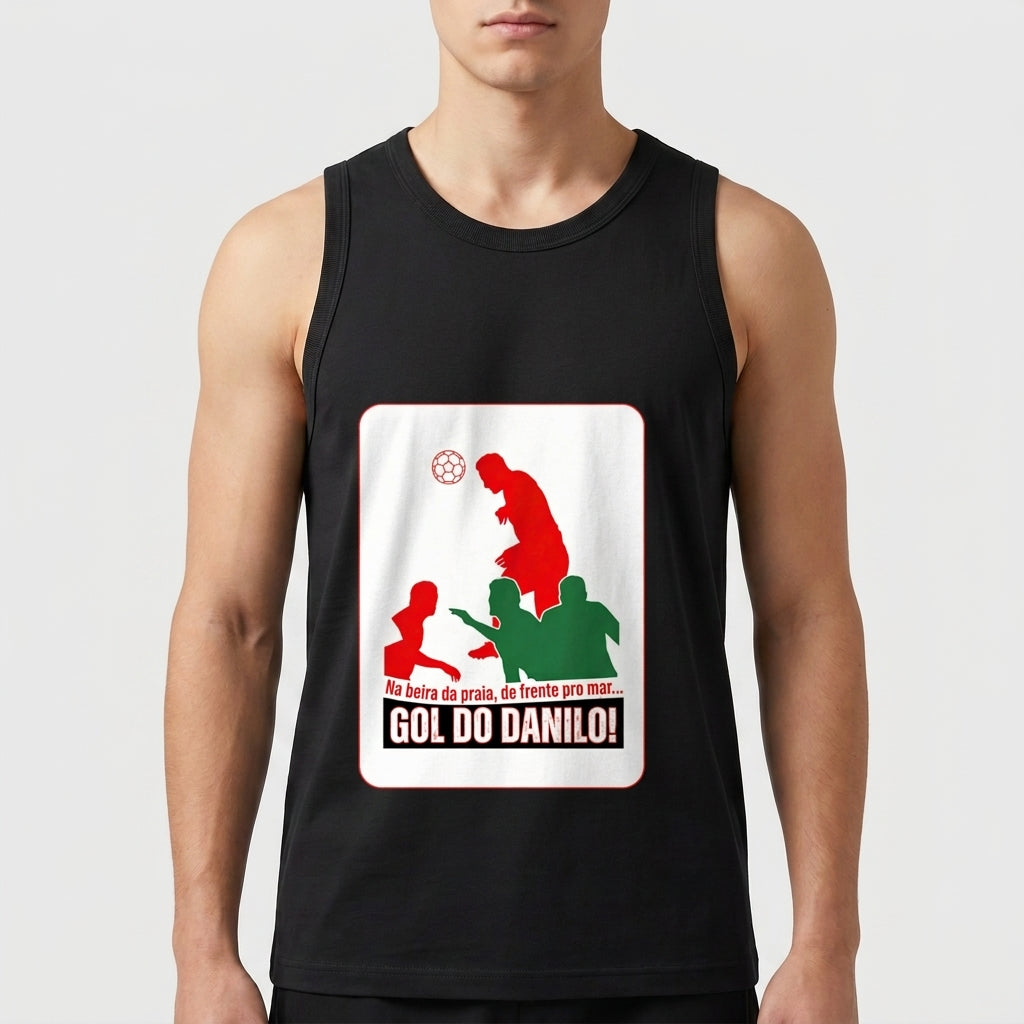 [Camiseta regata] com estampa frontal de silhuetas em verde e vermelho de pessoas jogando futebol, com a frase "Na beira da praia, de frente pro mar... GOL DO DANILO!".
