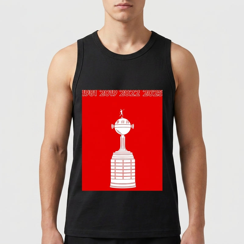 Regata com estampa frontal de um troféu estilizado sob fundo vermelho, com os anos 1981, 2019, 2022 e 2025 destacados na parte superior.