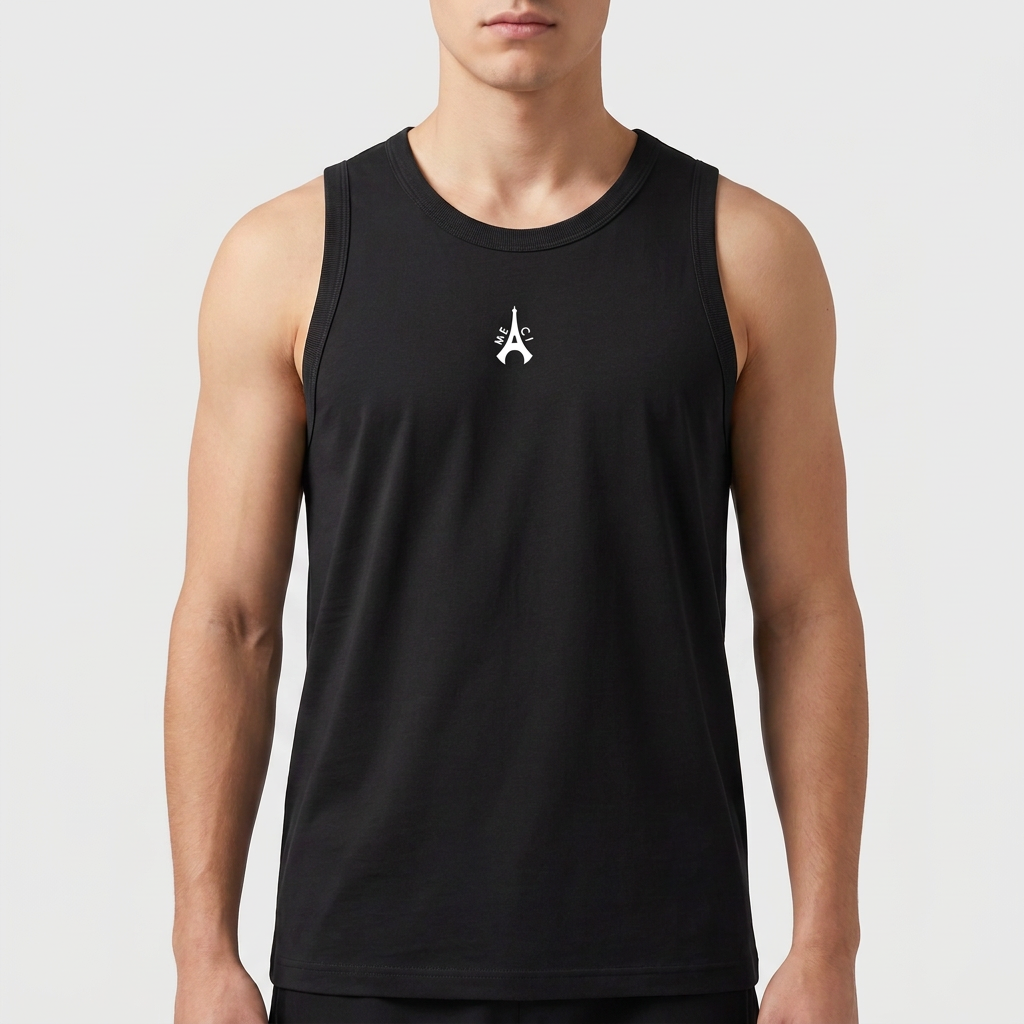 Camiseta regata com estampa frontal de um símbolo estilizado central contendo letras organizadas em um formato simétrico e abstrato distinguível.