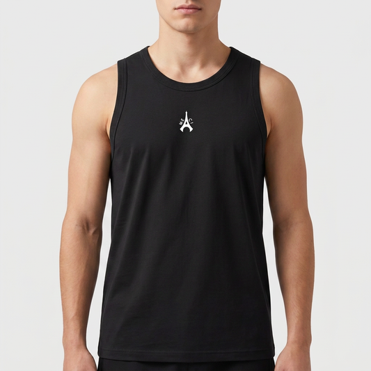 Camiseta regata com estampa frontal de um símbolo estilizado central contendo letras organizadas em um formato simétrico e abstrato distinguível.