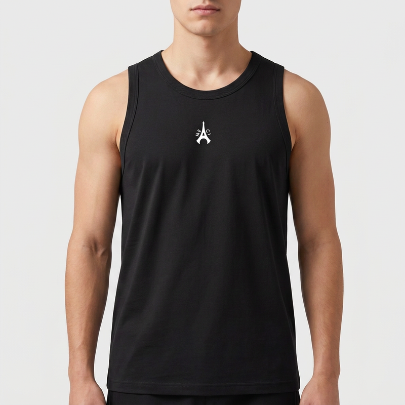 Camiseta regata com estampa frontal de um símbolo estilizado central contendo letras organizadas em um formato simétrico e abstrato distinguível.