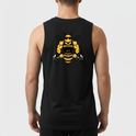 Regata com estampa frontal de "BEESTRONG" em escrita marcante e estampa traseira de abelha musculosa levantando halteres, ilustrando força e determinação.