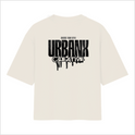 Camiseta com estampa frontal de texto vertical "URBANX" e estampa traseira de "CHOOSE YOUR STYLE URBANX CREATIVE" com letras grandes e efeito de tinta escorrendo.