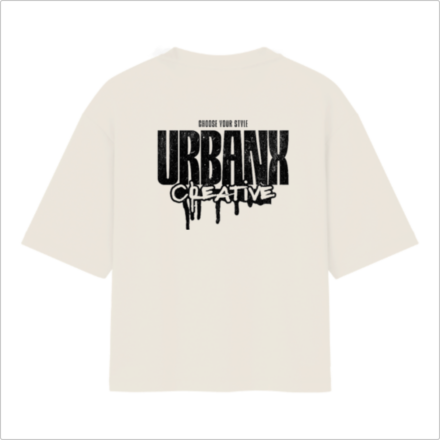 Camiseta com estampa frontal de texto vertical "URBANX" e estampa traseira de "CHOOSE YOUR STYLE URBANX CREATIVE" com letras grandes e efeito de tinta escorrendo.