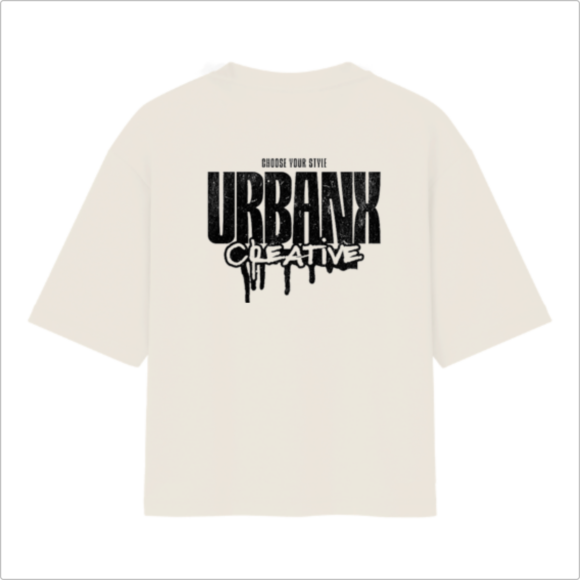 Camiseta com estampa frontal de texto vertical "URBANX" e estampa traseira de "CHOOSE YOUR STYLE URBANX CREATIVE" com letras grandes e efeito de tinta escorrendo.