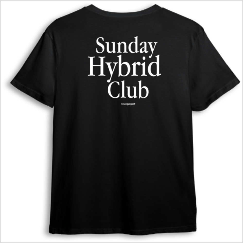 Camiseta com estampa frontal de "Sunday Hybrid Club" em fonte elegante e estampa traseira ampliada do mesmo texto acompanhado por "nineproject".