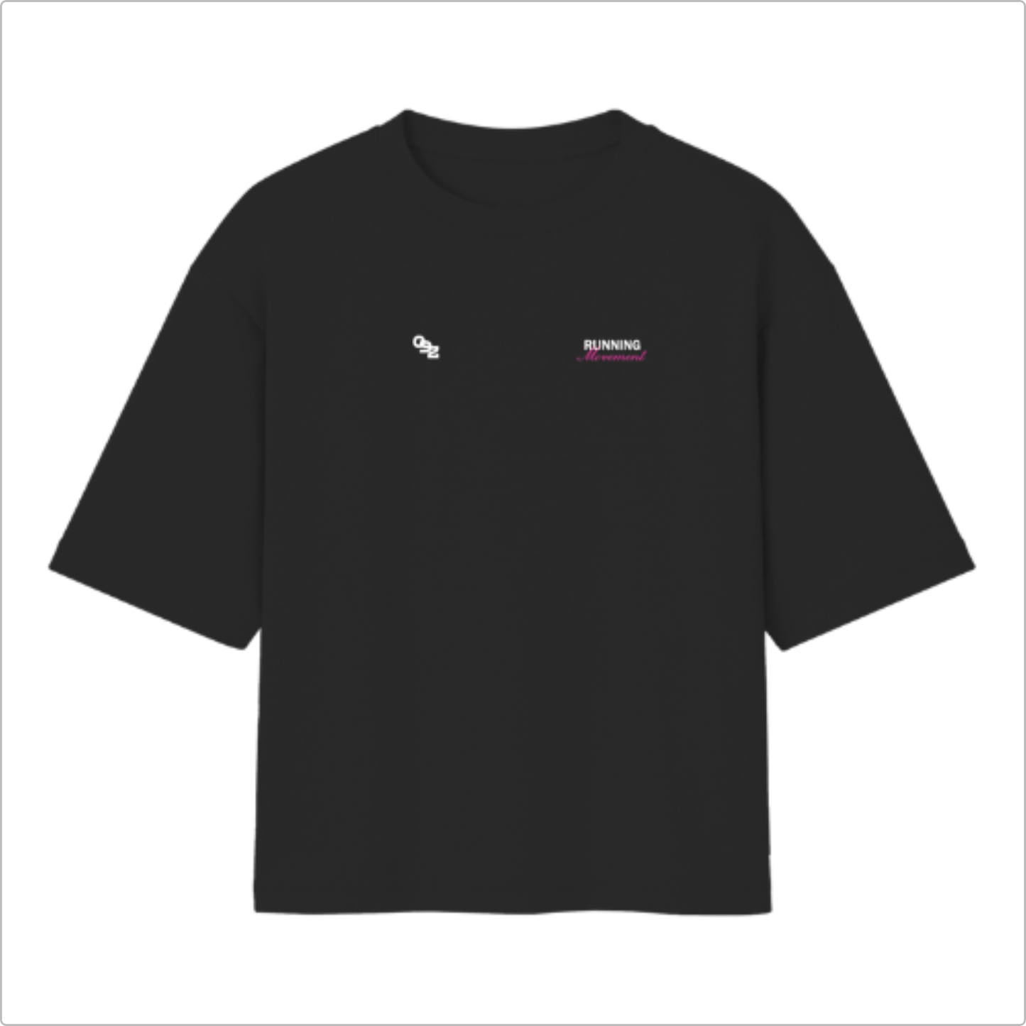 Camiseta com estampa frontal de texto em fonte pequena com palavras "Running Movement" e pequenos símbolos, e estampa traseira maior com o mesmo texto.