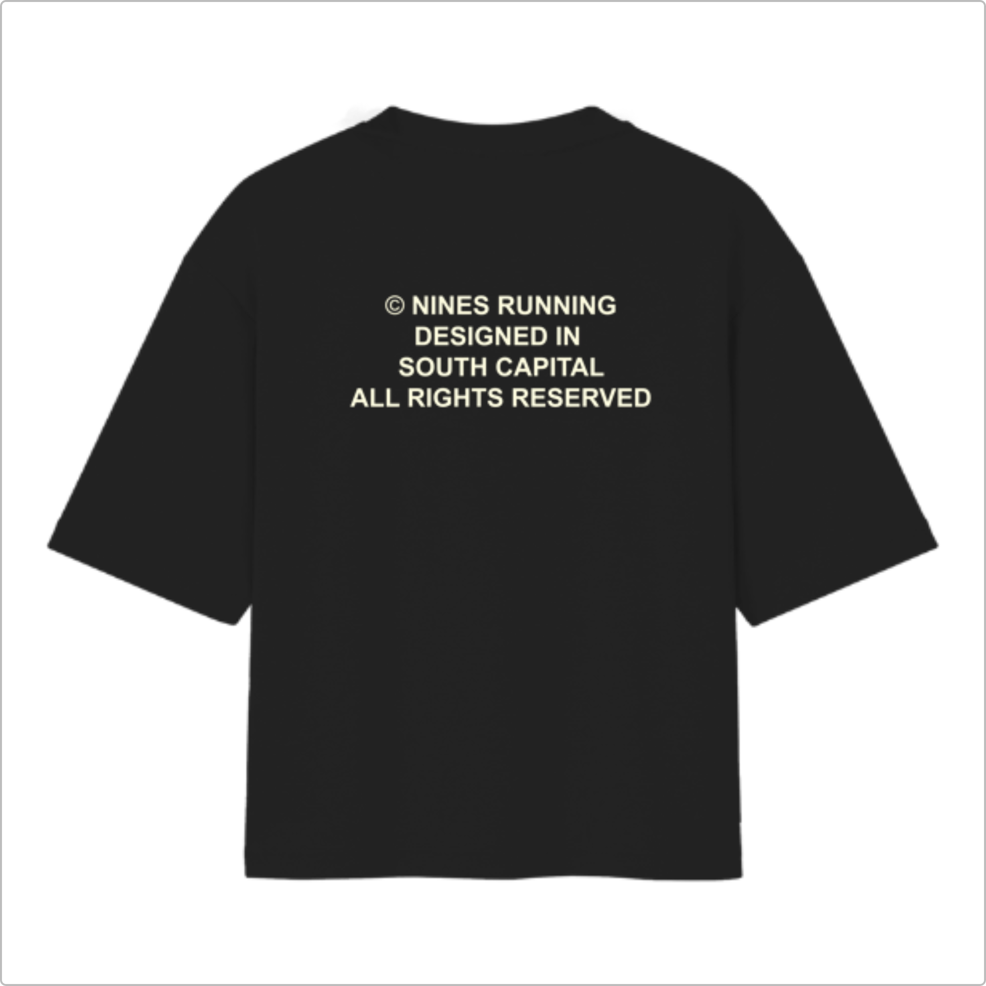 Camiseta com estampa frontal de "RUNNER" e detalhes de copyright, e estampa traseira de copyright "NINES RUNNING", design e direitos reservados.