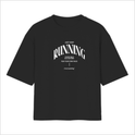 Camiseta com estampa frontal de tipografia destacada com a palavra "RUNNING" centralizada, rodeada por frases motivacionais e detalhes menores escritos.