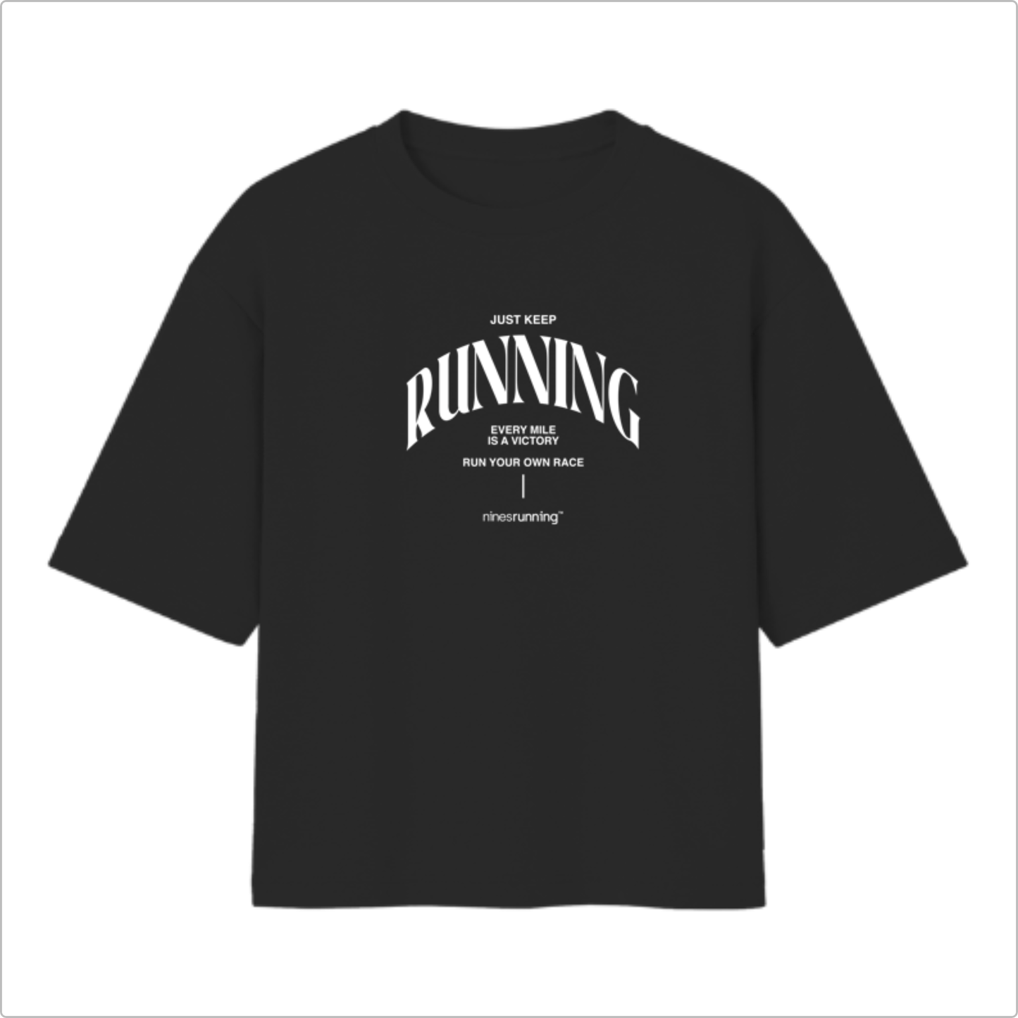 Camiseta com estampa frontal de tipografia destacada com a palavra "RUNNING" centralizada, rodeada por frases motivacionais e detalhes menores escritos.