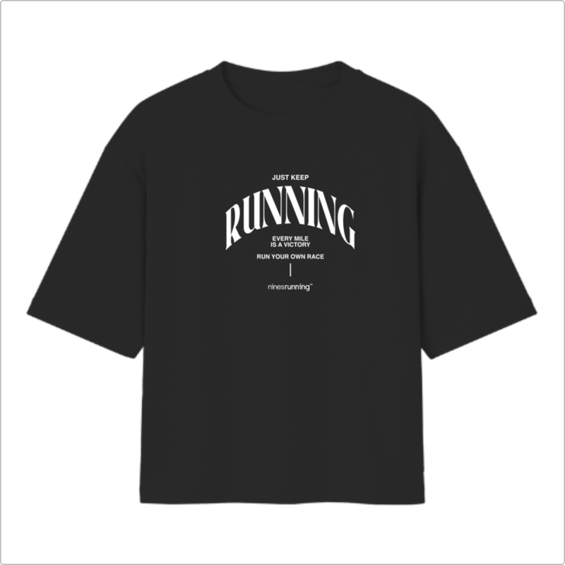 Camiseta com estampa frontal de tipografia destacada com a palavra "RUNNING" centralizada, rodeada por frases motivacionais e detalhes menores escritos.