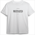 Camiseta com estampa frontal de texto estilizado "MOTIVATED Runners", acompanhado de frases menores: "KEEP RUNNING STRONG, NO MATTER THE DISTANCE" e "NINE'S PROJECT".