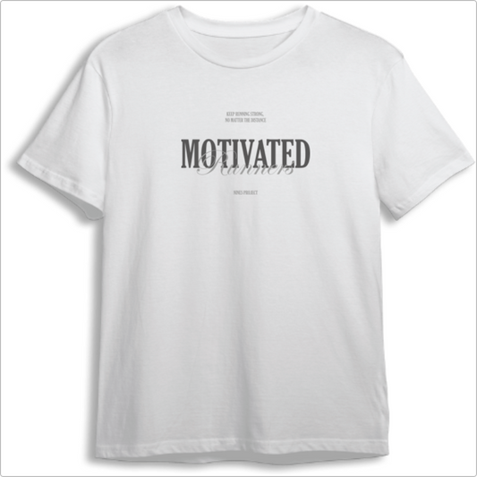 Camiseta com estampa frontal de texto estilizado "MOTIVATED Runners", acompanhado de frases menores: "KEEP RUNNING STRONG, NO MATTER THE DISTANCE" e "NINE'S PROJECT".